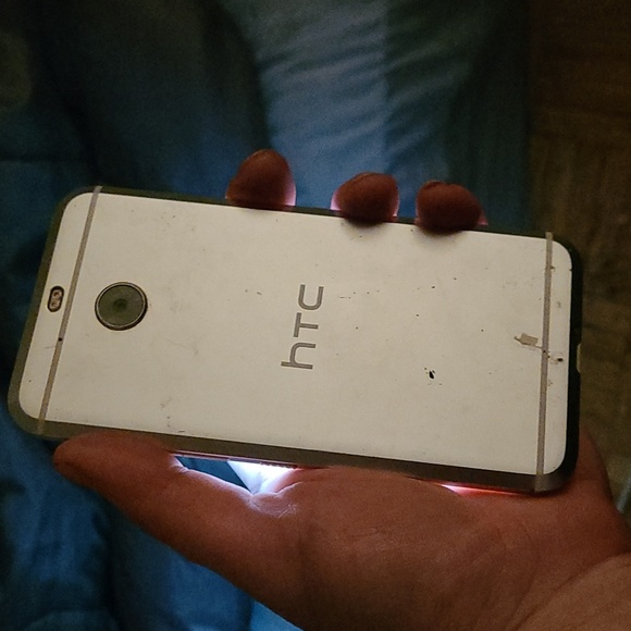 HTC Bolt missing Sim Card Tray unlocked - Picture 3 of 4